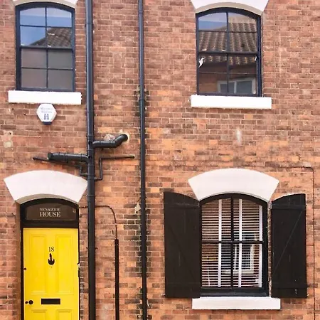 Menagerie House Luxury Cottage, Walk Score 98 Holiday home *