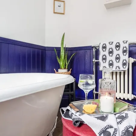 Menagerie House Luxury Cottage, Walk Score 98 Holiday home