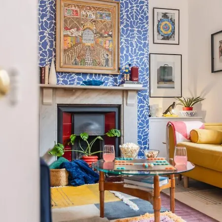 Casa vacanze Menagerie House Luxury Cottage, Walk Score 98 *