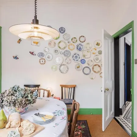Menagerie House Luxury Cottage, Walk Score 98 Holiday home York