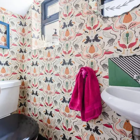 Holiday home Menagerie House Luxury Cottage, Walk Score 98 *