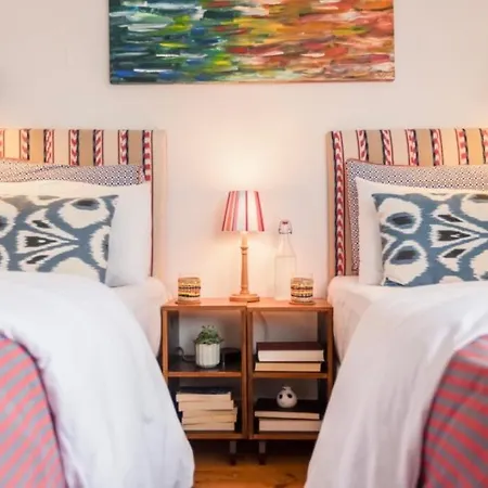 Menagerie House Luxury Cottage, Walk Score 98 Holiday home