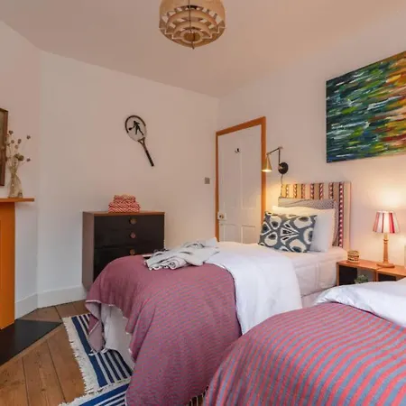 Menagerie House Luxury Cottage, Walk Score 98 Holiday home