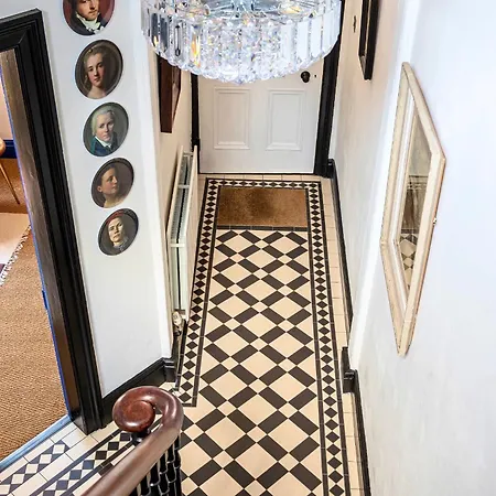 Menagerie House Walk Score 98 يورك