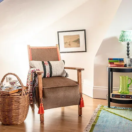 Menagerie House Luxury Cottage, Walk Score 98 Holiday home