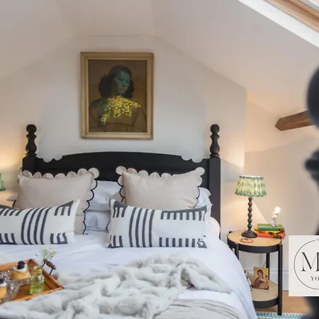 Menagerie House Luxury Cottage, Walk Score 98 York