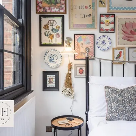 Menagerie House Luxury Cottage, Walk Score 98 *