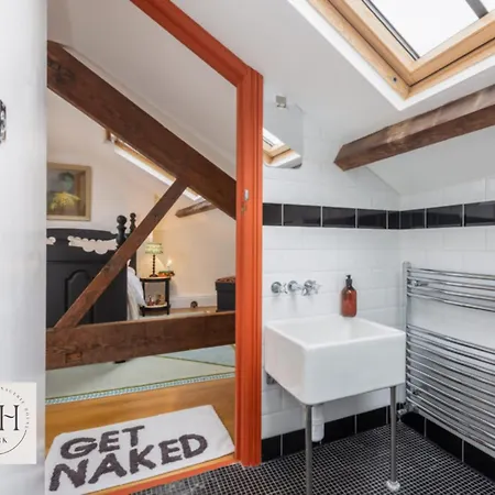 Casa vacanze Menagerie House Luxury Cottage, Walk Score 98