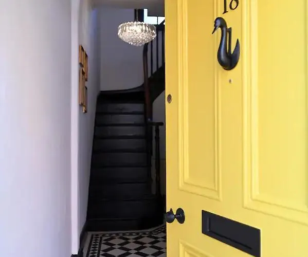 Menagerie House Walk Score 98 *