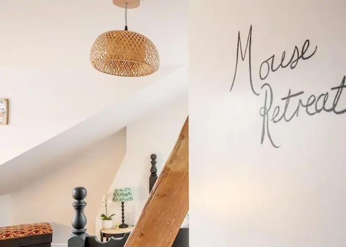 Menagerie House Walk Score 98 *